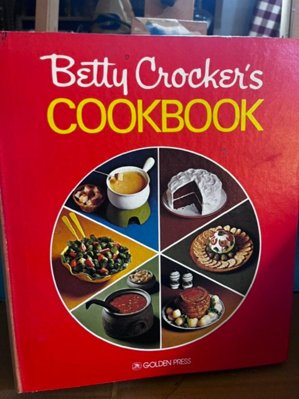 Betty Crocker's Cookbook Red Pie Text Edition (1976/5-RING BINDER COPY).